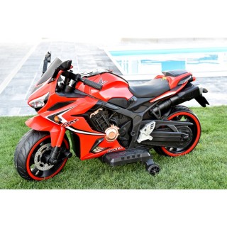 Cestná motorka CBR 650R s plynovou rukoväťou a nožnou brzdou