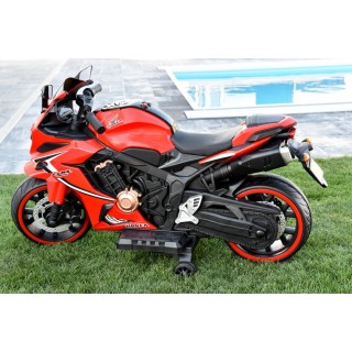 Cestná motorka CBR 650R s plynovou rukoväťou a nožnou brzdou