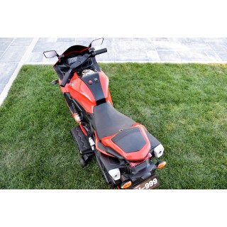 Cestná motorka CBR 650R s plynovou rukoväťou a nožnou brzdou