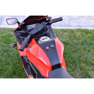 Cestná motorka CBR 650R s plynovou rukoväťou a nožnou brzdou