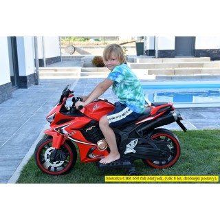 Cestná motorka CBR 650R s plynovou rukoväťou a nožnou brzdou