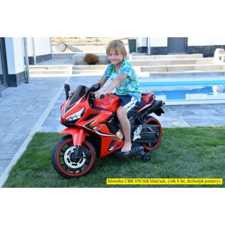 Cestná motorka CBR 650R s plynovou rukoväťou a nožnou brzdou