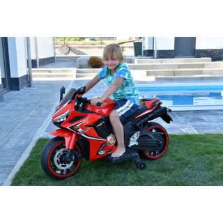 Cestná motorka CBR 650R s plynovou rukoväťou a nožnou brzdou