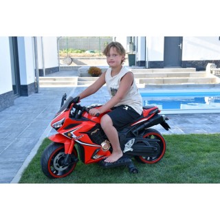 Cestná motorka CBR 650R s plynovou rukoväťou a nožnou brzdou