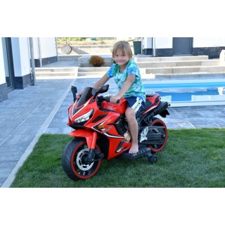 Cestná motorka CBR 650R s plynovou rukoväťou a nožnou brzdou