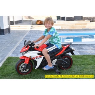 Cestná motorka Ninja R3 s plynovou rukoväťou a nožnou brzdou